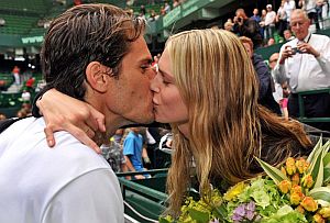 Haas besa a su novia, la actriz Sara Foster, tras su victoria en Halle. (Foto: EFE)