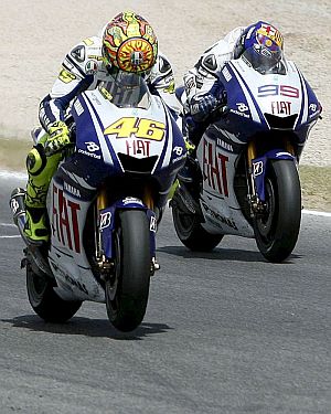 Rossi, por delante de Lorenzo en Montmel. (Foto: EFE)