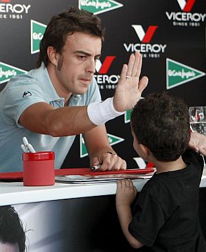 Fernando Alonso, en un acto publicitario. (Foto: EFE)