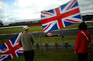 Banderas britnicas ondearon durante la clasificacin en Silverstone. (Foto: AFP)