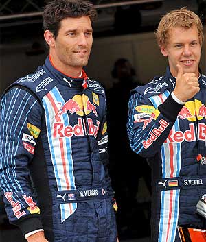 Webber (izda.) junto a Vettel, al término de la clasificación en Silverstone. (Foto: EFE)
