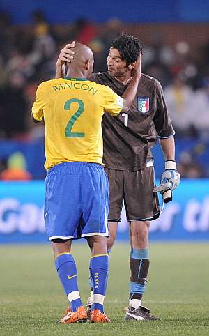 Maicon se saluda con Buffon en la victoria 3-0 de Brasil sobre Italia. (AFP)