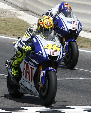 Rossi cruza la meta de Montmel por delante de Lorenzo. (Foto: REUTERS)