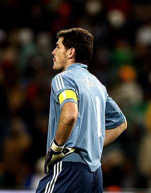 Iker Casillas se lamenta tras recibir el segundo gol. (Foto: EFE)