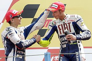 Lorenzo (i) felicita a Rossi (d) por su victoria 100. (Foto: EFE)