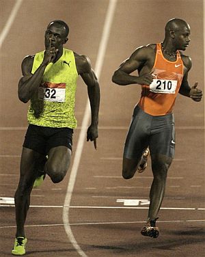 Bolt cruza la meta por delante de Powell. (Foto: AP)