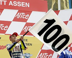 Rossi, en el podio de Assen. (Foto: EFE)