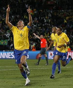Lucio, tras marcar el tercer tanto de Brasil. (Foto: AP)
