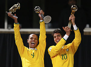 Kak y Luis Fabiano, con los trofeos. (Foto: REUTERS)