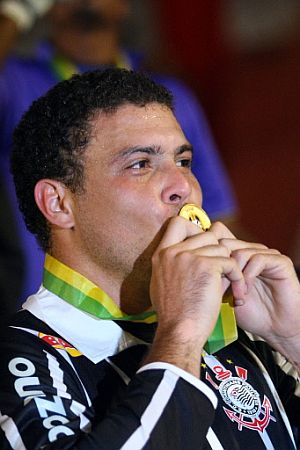 Ronaldo besa la medalla del campeón. (Foto: AFP)