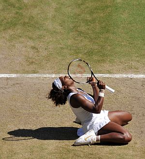 Serena Williams celebra de rodillas sobre la hierba su tercer ttulo en Wimbledon. (Foto: AFP)