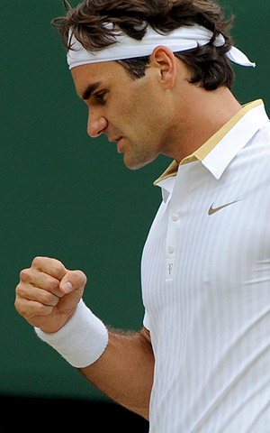 Roger Federer durante el partido de semifinales de Wimbledon. (Foto: EFE)