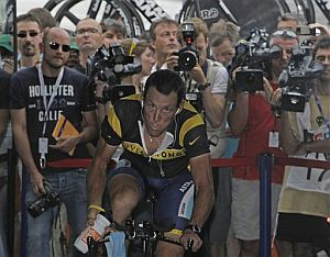 Armstrong calienta en el rodillo, con la camiseta de su fundacin, antes de debutar en el Tour 2009. (AP)