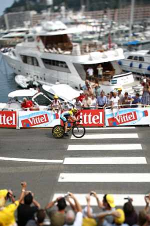 Armstrong pasa por delante de los yates atracados en Montecarlo. (Foto: AFP)