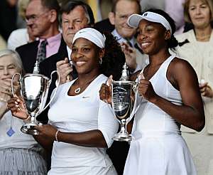 Serena (izda) y Venus posan con el trofeo. (Foto: AFP)