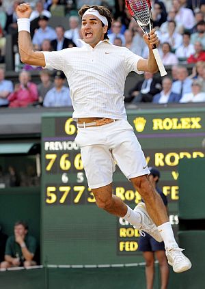 Roger Federer celebra su victoria en Wimbledon. (Foto: EFE)