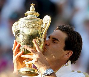 Roger Federer, con su sexto trofeo en Wimbledon. (EFE)