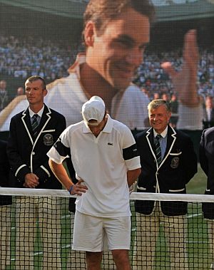 Roddick agacha la cabeza durante la entrega de trofeos de Wimbledon. (Foto: AFP)