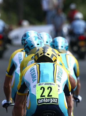 Armstrong, a cola del Astana, durante la crono por equipos. (Foto: AFP)