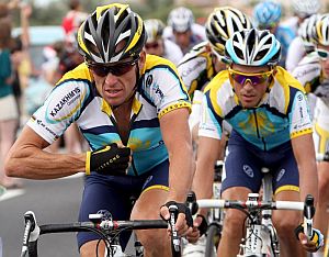 Armstrong y Contador, camino de Perpin. (AFP)