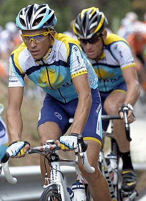Contador y Armstrong durante la sexta etapa del Tour entre Gerona y Barcelona. (Foto:EFE)