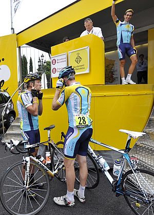Contador saluda desde el podio, por encima de Armstrong y Rast en la salida de Barcelona. (EFE)