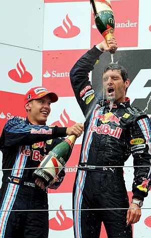 Mark Webber celebra su victoria junto a Sebastian Vettel (izda). (Foto: EFE)