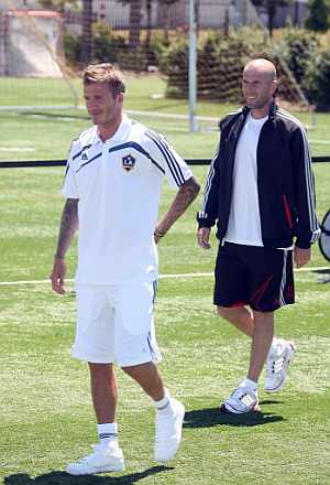 Beckham y Zidane, en un acto para promocionar el ftbol en EEUU. (Foto: AFP)
