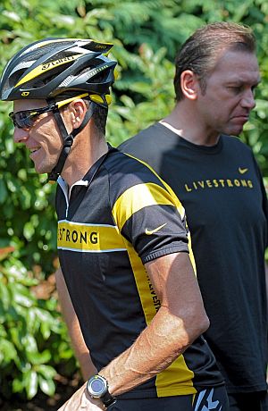 Armstrong y Bruyneel se oponen a la prohibicin de los auriculares. (Foto: EFE)