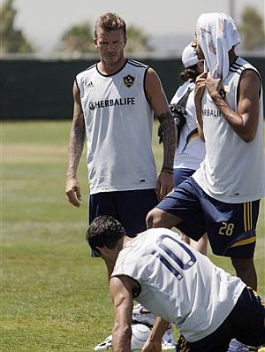 David Beckham observa a Landon Donovan, en el suelo. (Foto: AP)