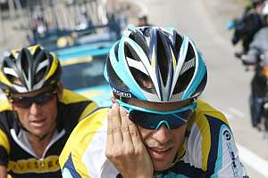 Contador, en un entrenamiento, hablando por el pinganillo. (Foto: AFP)