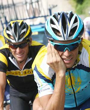 Armstrong, junto a Contador en un entrenamiento. (Foto: AFP)
