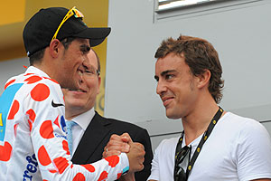 Contador y Alonso se saludaron tras la contrarreloj de Mnaco. (EFE)