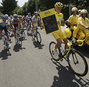 Una de las imágenes festivas de la última etapa del Tour 2009. (Foto: AP)