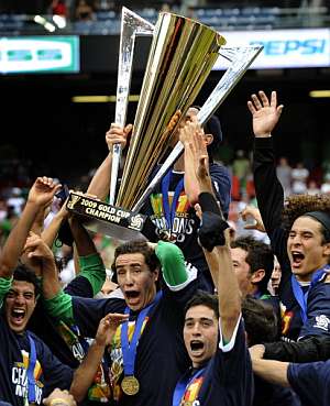 Los jugadores de Mxico levantan el trofeo de campeones. (Foto: AFP)
