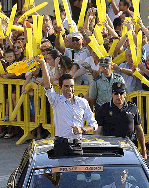 Contador agita su maillot amarillo mientras pasea en descapotable por Pinto. (Foto: AFP)