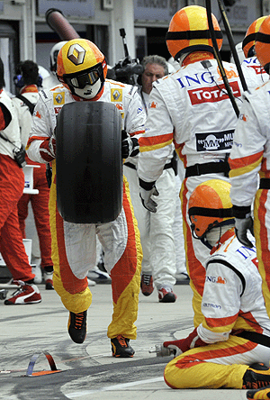 Mecnicos de Renault. (Foto: AFP)