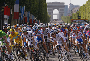 El pelotón durante la última etapa en París (Foto: AP)