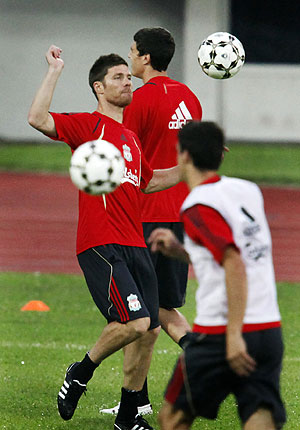 Xabi Alonso, en un entrenamiento del Liverpool. (AP)