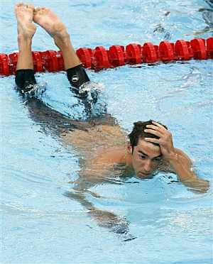 Phelps, pensativo tras caer derrotado ante Biedermann. (AP)