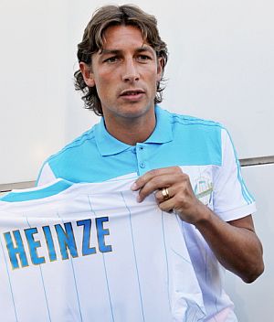Heinze, con su nueva camiseta. (Foto: EFE)