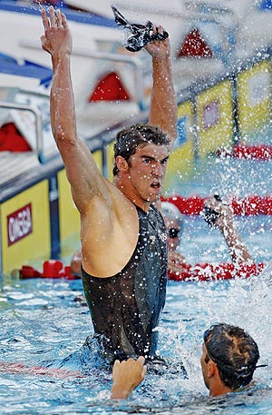 Phelps muestra orgulloso su baador, mezcla de tela y poliuretano. (Foto: AFP)