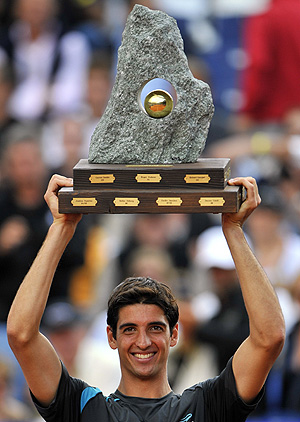 Thomas Bellucci levanta el trofeo del torneo suizo (Foto: AFP)