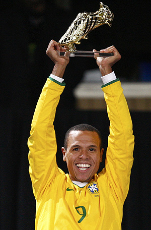 Luis Fabiano, levantando la Bota de Oro de la Copa Confederaciones (Foto: REUTERS)