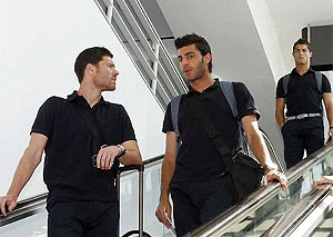 Xabi Alonso, Torres y Cristiano, en el aeropuerto de Toronto. (Foto: realmadrid.com)