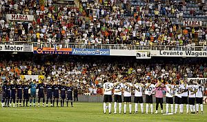 El Valencia y el Arsenal guardaron un minuto de silencio antes de la segunda parte del Trofeo Naranja, cuando conocieron la muerte de Jarque. (Foto: EFE)