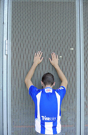Un aficionado del Espanyol hundido, en el Estadio Cornell-El Prat. (Foto: AFP)