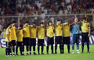 Los jugadores de la seleccin durante el minuto de silencio en memoria de Dani Jarque. (Foto: EFE)