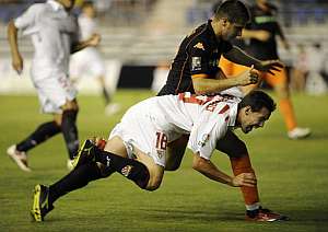 Fernando Navarro cae ante Joaqun. (Foto: AFP)
