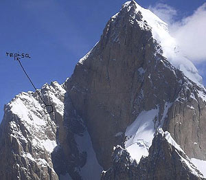 Vista de la repisa donde se encuentra el alpinista scar Prez. | Efe